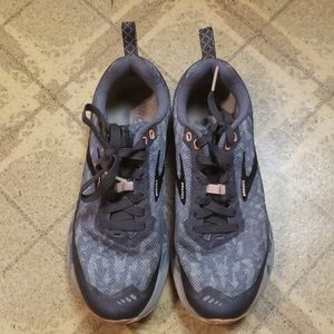 VGUC Brooks Caldera 3 trail track sneakers. Sz  8